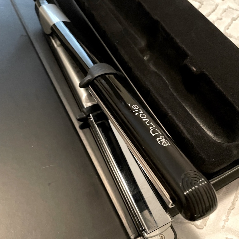 Duvolle “Rendezvous” titanium styling iron.